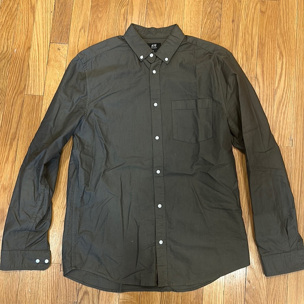 H&M Men’s Olive Green Button Down Shirt. size medium